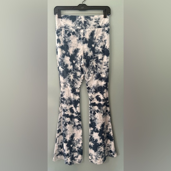 NO BOUNDARIES WAFFLE YOGA PANTS - Picture 2 of 4